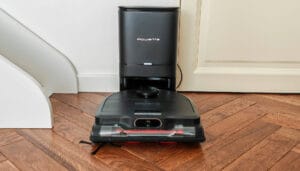 La station d'accueil du robots aspirateur Rowenta X-Plorer Série 220+ peut aspirer le collecteur. (c) Labo Maison