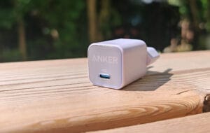 Le chargeur Anker 511 Nano 3 GaN 30W affiche une puissance de charge de 30W et dispose d'un port USB-C. (c) Labo Maison