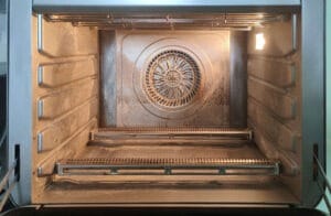 Intérieur du four : les produits décapants pour four contiennent souvent de la soude caustique. Cette substance est extrêmement corrosive pour certains métaux, notamment l'aluminium. (c) Labo Maison