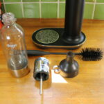 Machine à soda et eau gazeuse Sage InFizz Fusion avec son bouchon FusionCap et ses accessoires (c) Labo Maison