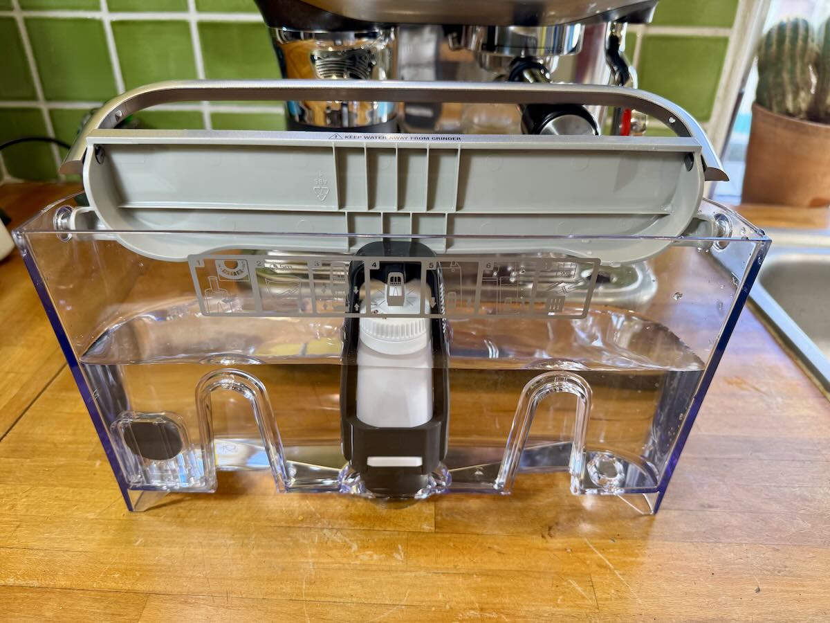 Le réservoir d'eau de la Sage Barista Touch Impress © Labo Maison