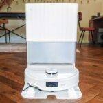 Station multifonction de l'aspirateur robot Roborock Qrevo Master. : aspire le collecteur, lave à l'eau chaude et sèche à l'air chaud les serpillières. (c) Labo Maison