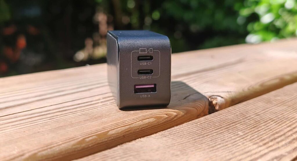 Connectique du Ugreen Nexode 65W : 2 USB-c et 1 USB-A. (c) Labo Maison