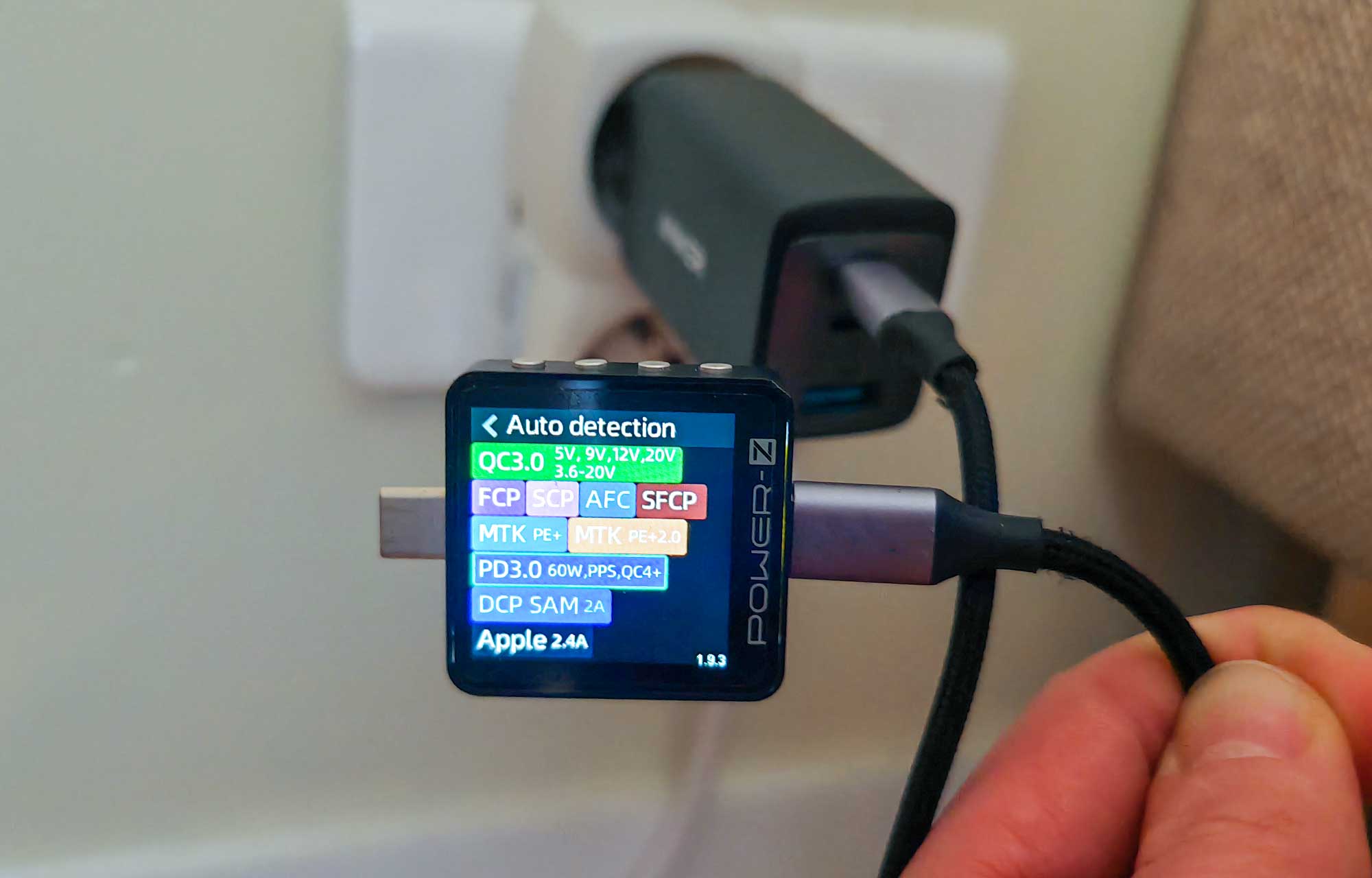 Test Anker 735 Nano II 65W : charge PD 3.0 (PPS jusqu’à 11V), Quick Charge (PPS jusqu’à 20V) et charge rapide des SoC Samsung, iPhone et Mediatek. (c) Labo Maison