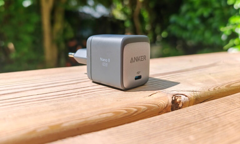 Le chargeur Anker Nano II Chargeur USB-C 65 W dispose d'une puissance de charge de 65 W et d’un port USB-C. (c) Labo Maison