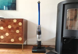 Dyson WashG1 posé sur sa base dans un salon moderne
