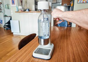 Utilisation du levier pour gazéifier l’eau avec l’Aarke Carbonator 3