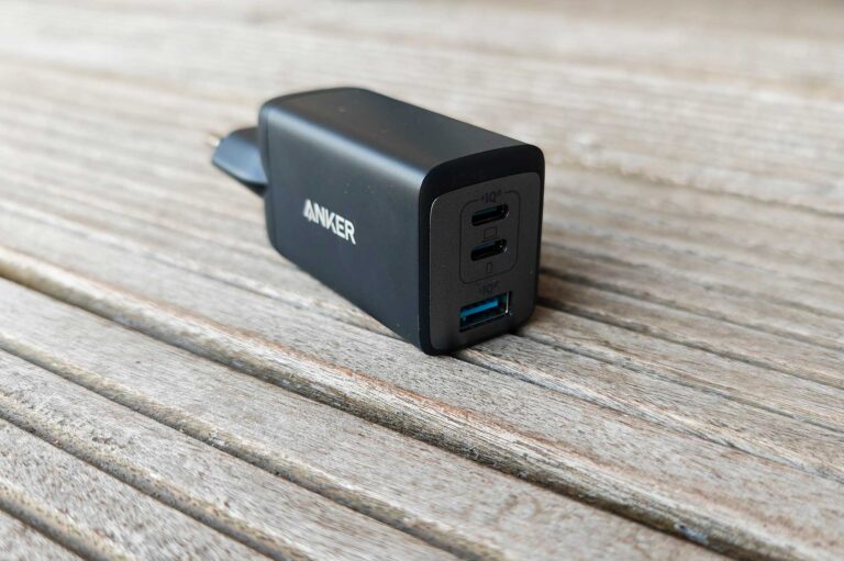 L’Anker 735 Nano II 65W mesure 2,9 × 3,8 × 6,6 cm et pèse 139 g, un format compact idéal pour voyager.