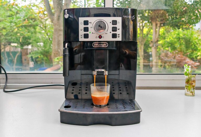 La Delonghi Magnifica S prépare un bon espresso. Cependant, elle ne convient pas aux les amateurs de cafés serrés et denses. L'écoulement est un peu trop rapide et la machine ne pré-infuse pas. (c) Labo Maison