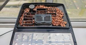 Test de la machine expresso Delonghi Magnifica S : un réservoir à grains d'une capacité de 250 grammes. (c) Labo Maison