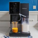 Réalisation d'un expresso avec la machine expresso avec broyeur Cecotec Cremmaet Compactccino. (c) Labo Maison