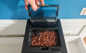 La Cecotec Cremmaet Compactccino est compacte : réservoir d'eau et de grains limités à 1,1 litre et 150 grammes. (c) Labo Maison