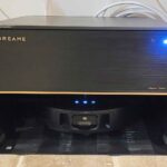 La station du Dreame X40 Master, raccordable à l’eau, simplifie l’entretien en supprimant remplissage et vidage manuels.
