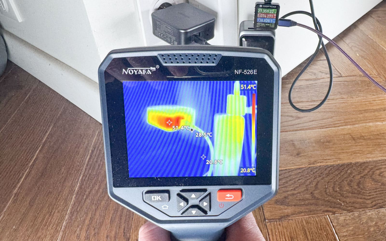 Mesure de la température de surface du chargeur Ugreen Nexode 140W GaN lors d’un test de charge à pleine puissance.