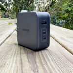 Connectique du chargeur Ugreen Nexode 140W GaN avec deux ports USB-C et un port USB-A.