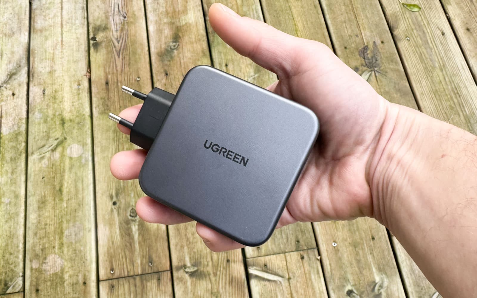 Illustration du poids et des dimensions du chargeur Ugreen Nexode 140W GaN dans un usage réel.