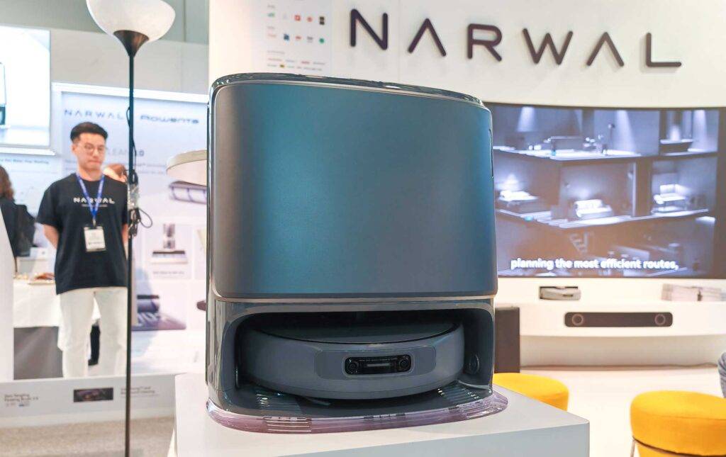 Aspirateur robot Narwal Freo Z Ultra disponible en deux coloris : gris sombre et blanc. (c) Labo Maison