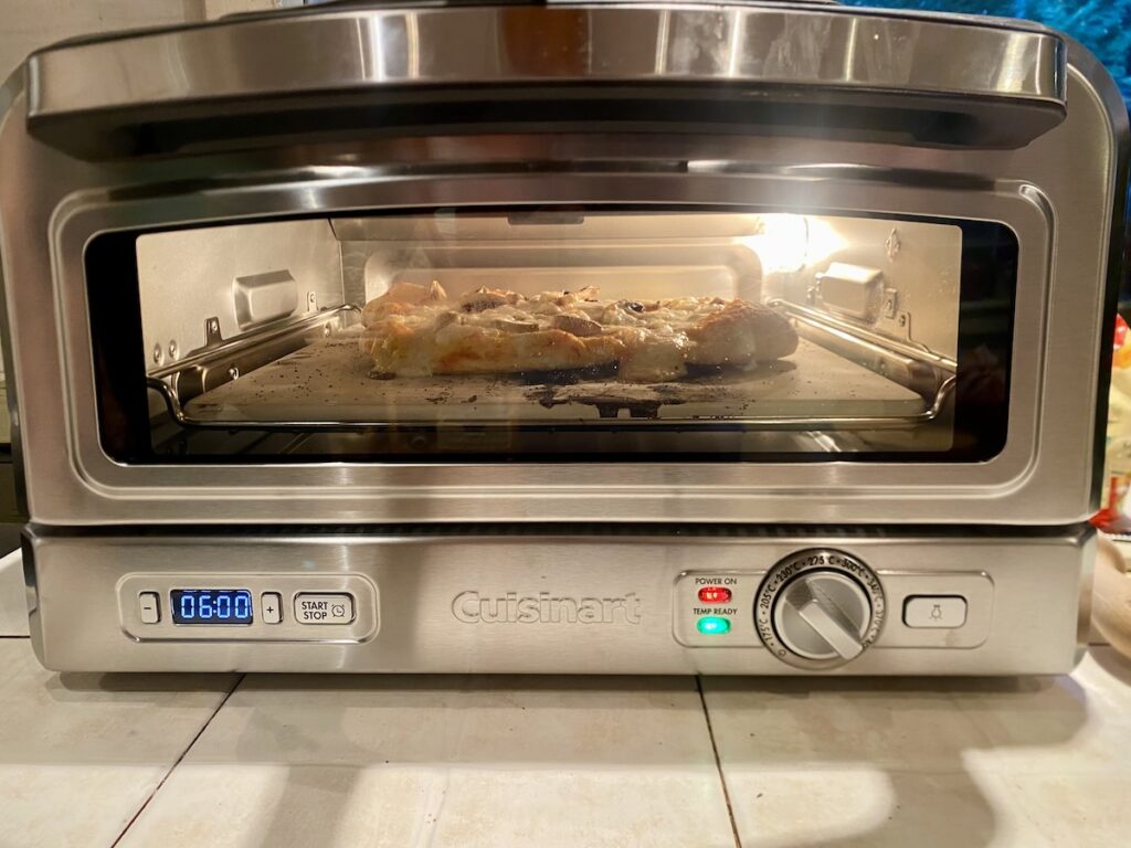Four à pizza Cuisinart CPZ120E en action © Labo Maison