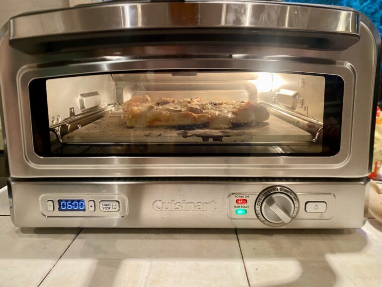 Four à pizza Cuisinart CPZ120E en action © Labo Maison