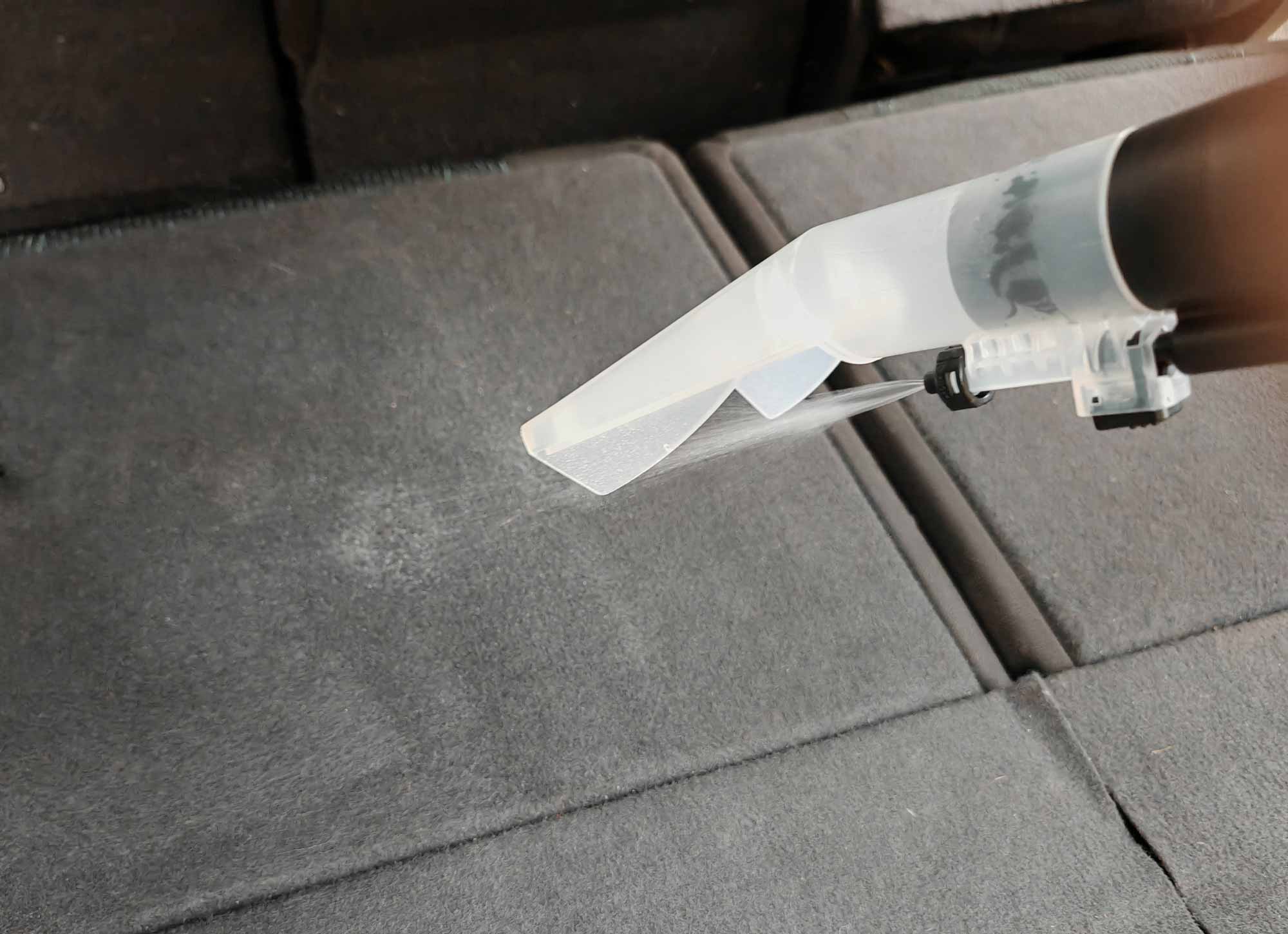 Le Parkside injecte 690 ml/min, soit près du double des modèles portables, pour un détachage plus efficace. © Labo Maison