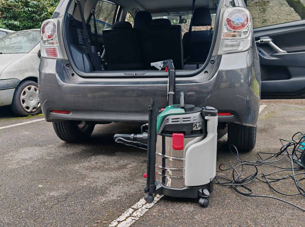 Nettoyage en profondeur d'une voiture avec le Lidl Parkside PWS 20 C2 1600 W. © Labo Maison