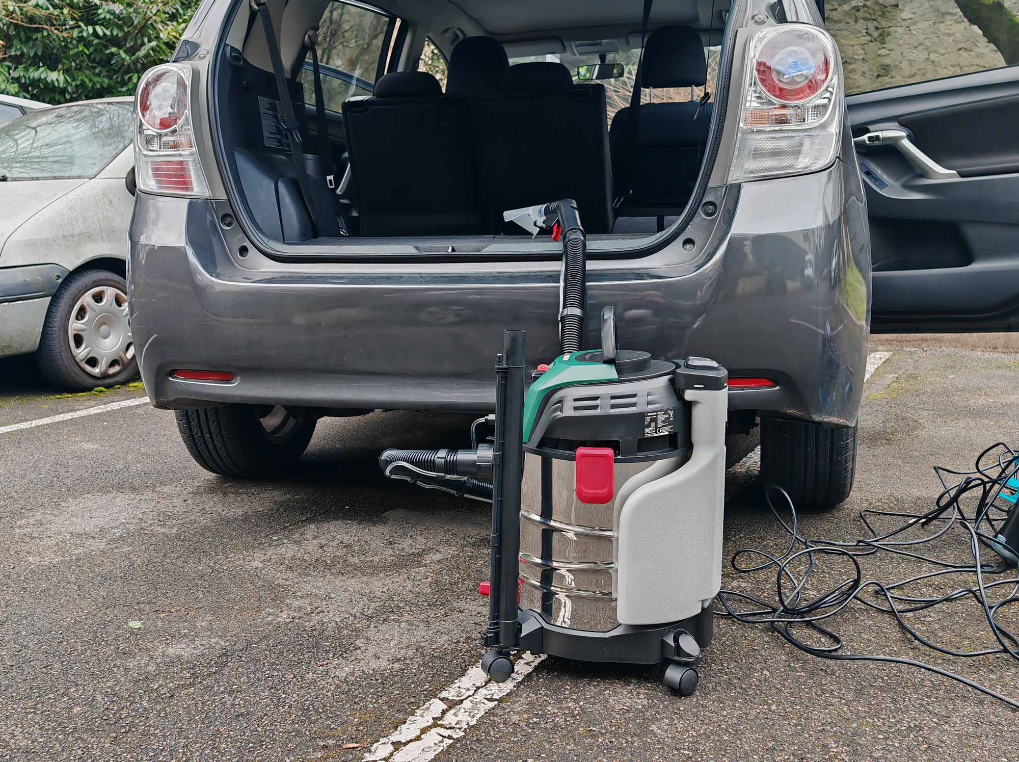 Nettoyage en profondeur d'une voiture avec le Lidl Parkside PWS 20 C2 1600 W. © Labo Maison