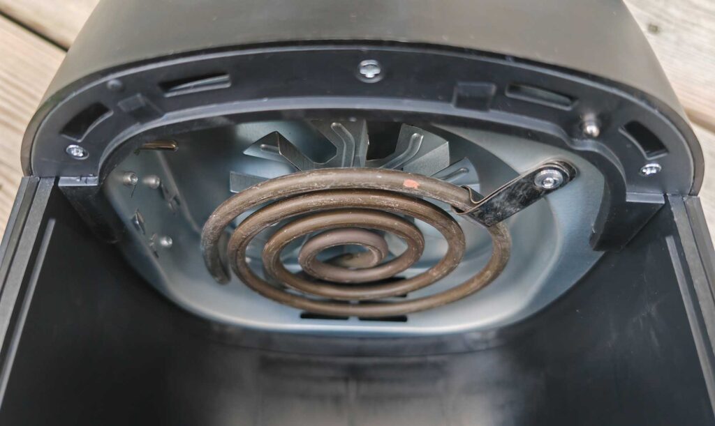 La résistance et le ventilateur permettent de diffuser l'air chaud. (c) Labo Maison