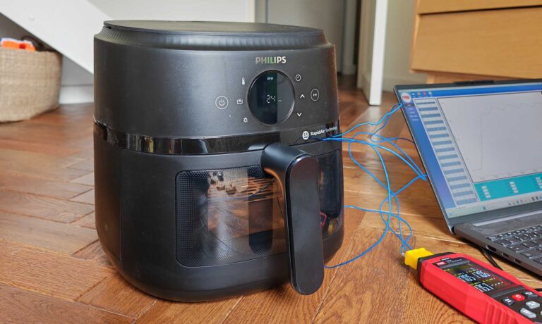 Le Airfryer Philips NA230/00 de la série 2000 dispose d'une cuve d'une contenance de 6,2 litres. Il peut accueillir jusqu’à 800 g de frites, 8 pilons de poulet ou 800 g de légumes. (c) Labo Maison