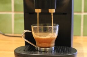 Un café coule sur la machine Philips L'or Barista Sublime (c) labo Maison