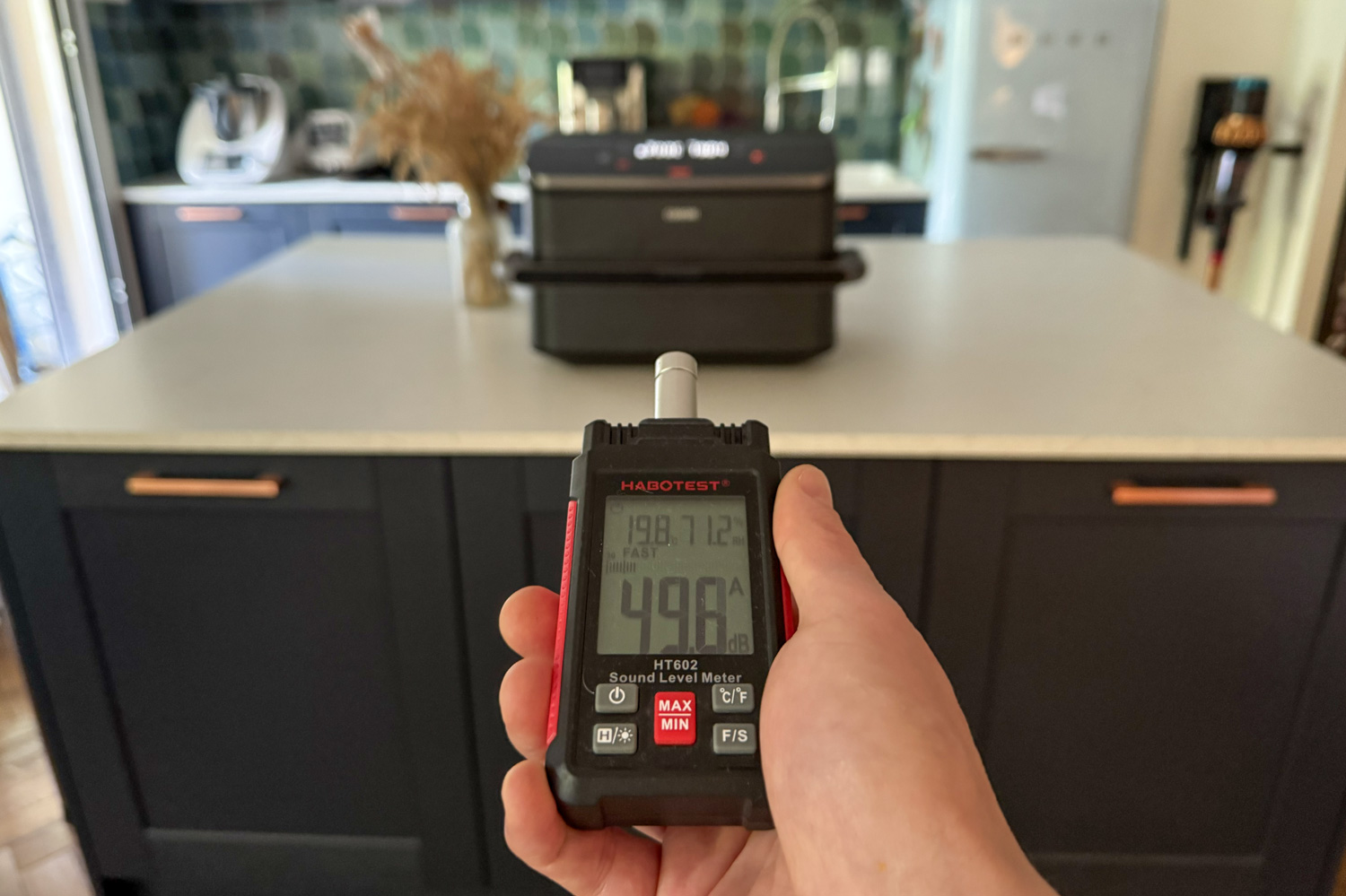 Mesure sonore du Cosori Dual Blaze TwinFry à 49,6 dB(A) à 1 mètre