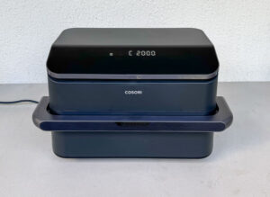 Airfryer Cosori Dual Blaze TwinFry 10 litres posé sur un plan de travail