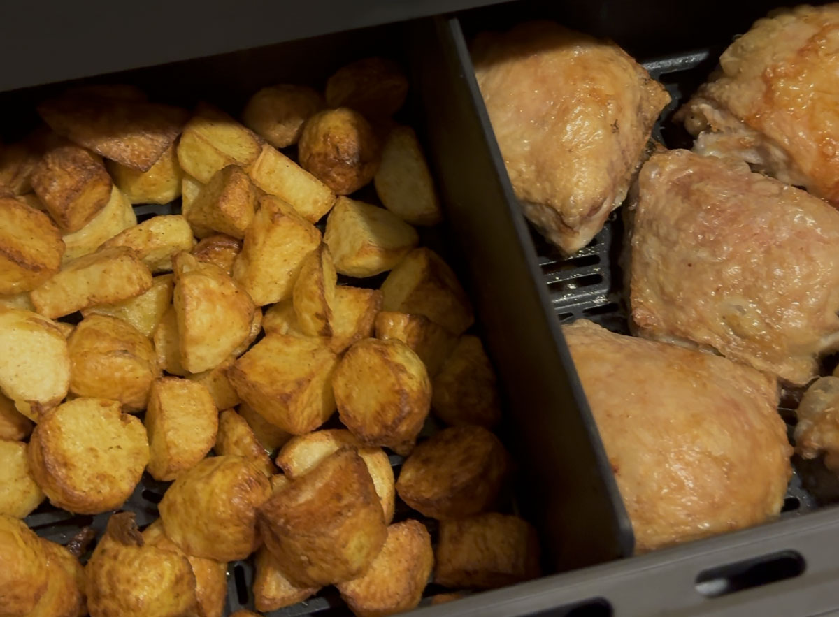 Cuisson de pommes de terre et de poulet dans le Cosori Dual Blaze TwinFry