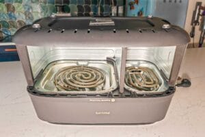 Retournez l’Airfryer pour accéder à la résistance et à la partie intérieure haute. Ces zones, souvent négligées, accumulent facilement la graisse. (c) Labo Maison