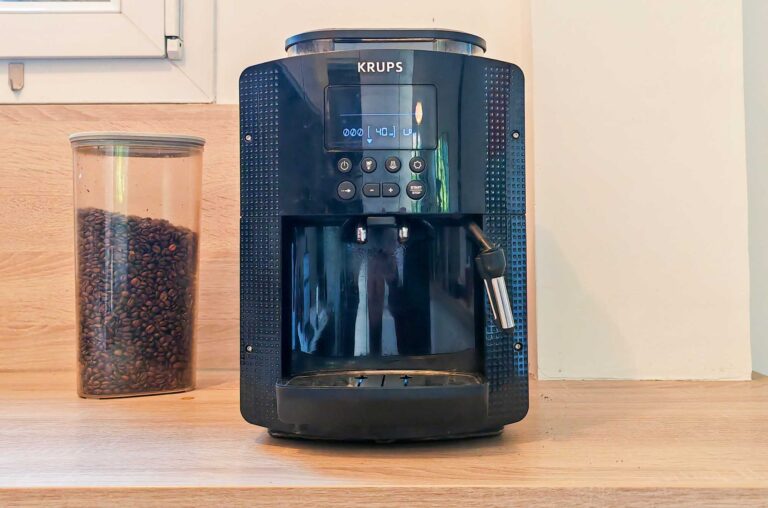 Test machine expresso avec broyeur Krups Essential YY8135FD. (c) Labo Maison