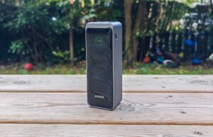 Batterie externe Anker annoncée avec une capacité de 27 650 mAh (3,7 V) et une énergie de 99,54 Wh. (c) Labo Maison