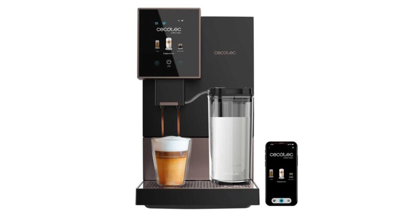 Cecotec Cremmaet Compactccino Connected, une machine expresso avec écran tactile à moins de 300 euros.