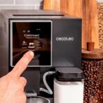 Un grand écran tactile couvre tout le panneau de commande. Cet écran rend les réglages plus intuitifs et facilite l'accès à toutes les fonctionnalités de la machine.