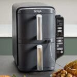 Le Ninja Airfruer Double Stack XL 9,5 L SL451EU dispose d'une sonde de cuisson numérique intégrée pour une maîtrise parfaite des viandes et poissons. Insérez-la, choisissez le type et le niveau de cuisson ; le système Smart Cook suit la température et vous avertit quand c'est prêt.