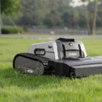 Le robot tondeuse Lymow One sur de l’herbe, en précommande à 1873 €