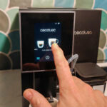 L'écran tactile de la Cecotec Cremmaet Compactccino Connected est réactif et intuitif. Il facilite la navigation et la personnalisation des recettes. (c) Labo Maison