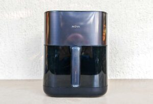 La face avant du Dreame Mova AeroChef FD10 Pro arbore un élégant revêtement imitation métal brossé foncé. (c) Labo Maison