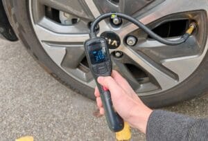 Pompe électrique pour pneus Bosch EasyPump en promo à 44,99 €.