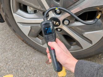 Pompe électrique pour pneus Bosch EasyPump en promo à 44,99 €.