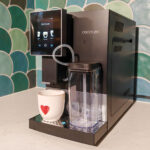 Test de la machine à café à grains Cecotec Cremmaet Compactccino Connected. (c) Labo Maison