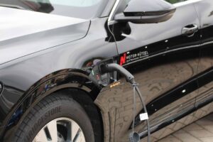 Recharger une voiture électrique sur une prise classique peut provoquer une surchauffe. Adoptez des solutions sécurisées ! (c) bayern-reporter_com