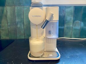 Machine à café à capsules Delonghi Nespresso Lattissima One © Labo Maison