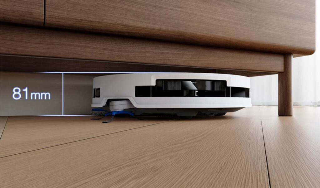 Le Ecovacs Deebot T50 Max Pro Omni mesure que 8,1 cm d'épaisseur. Il peut donc plus facilement se glisser sous les meuble pour nettoyer.