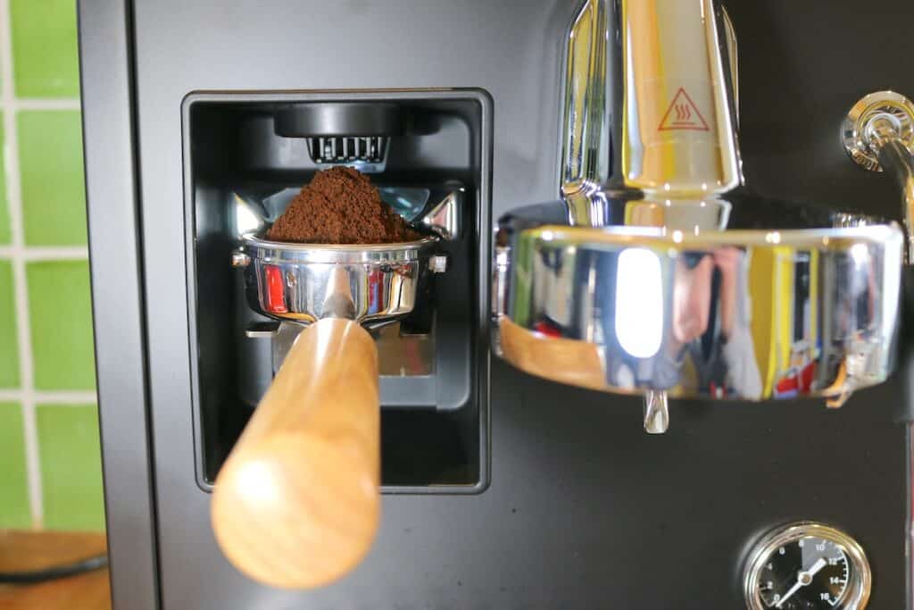 Le broyeur en action sur la machine à café Loewe © Labo Maison
