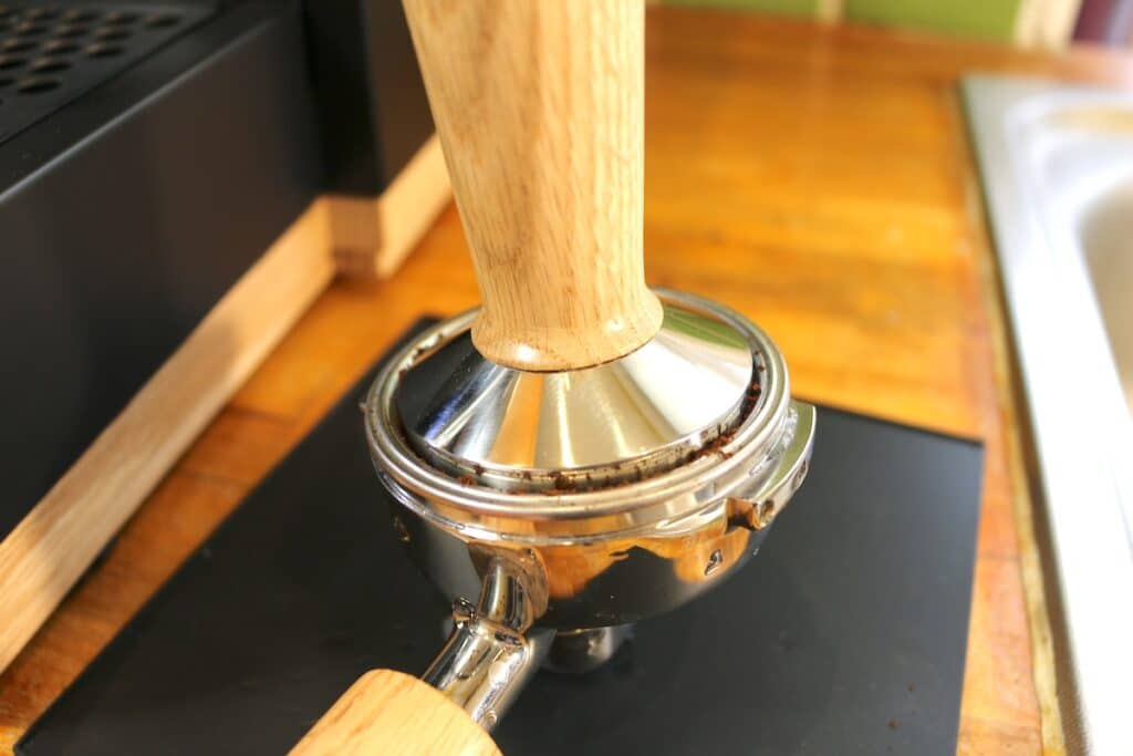 Un tamper manuel est fourni avec la machine © Labo Maison
