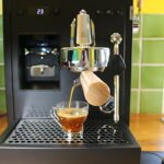 Le café coule dans la tasse et la pression de la Loewe reste au bon niveau © Labo Maison